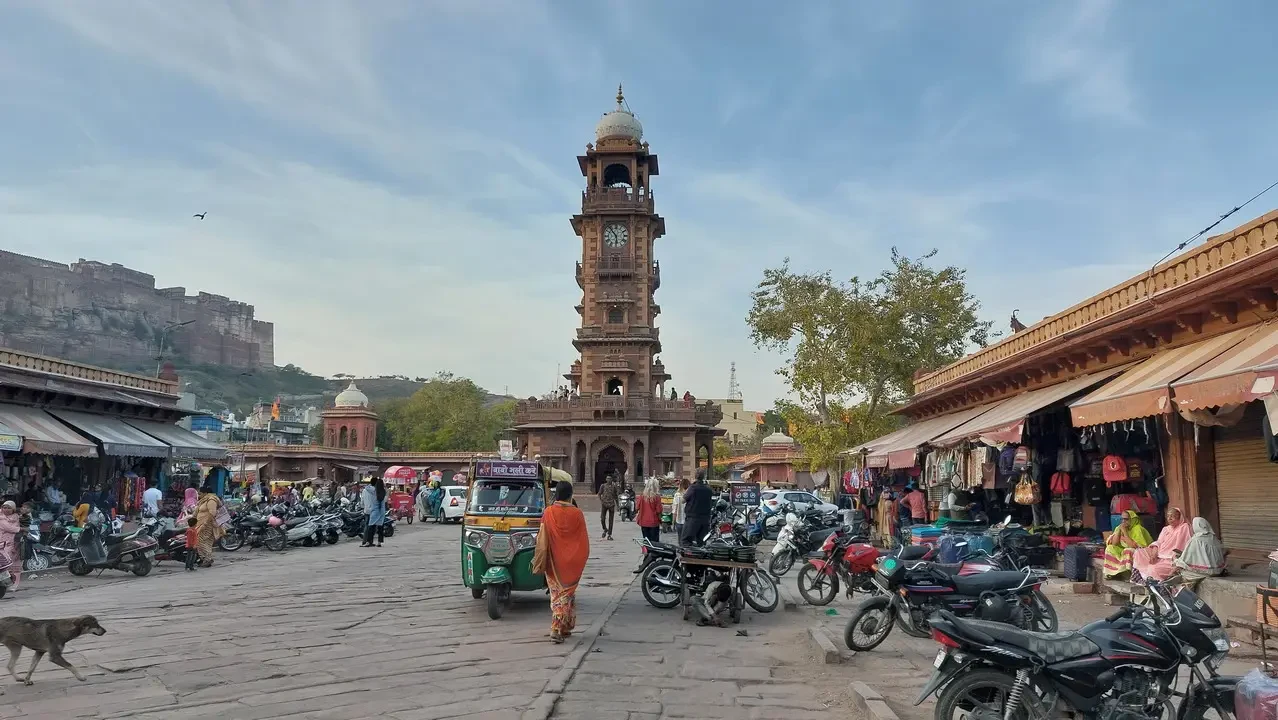 Una vista ampia della piazza di Jodhpur con un minareto centrale in pietra rossa.