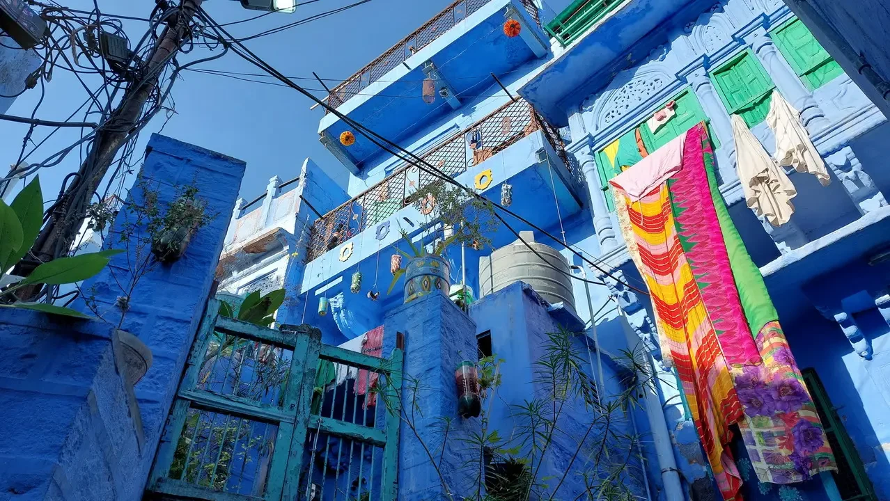 Architettura blu vibrante caratterizza le strade della città di Jodhpur in India.