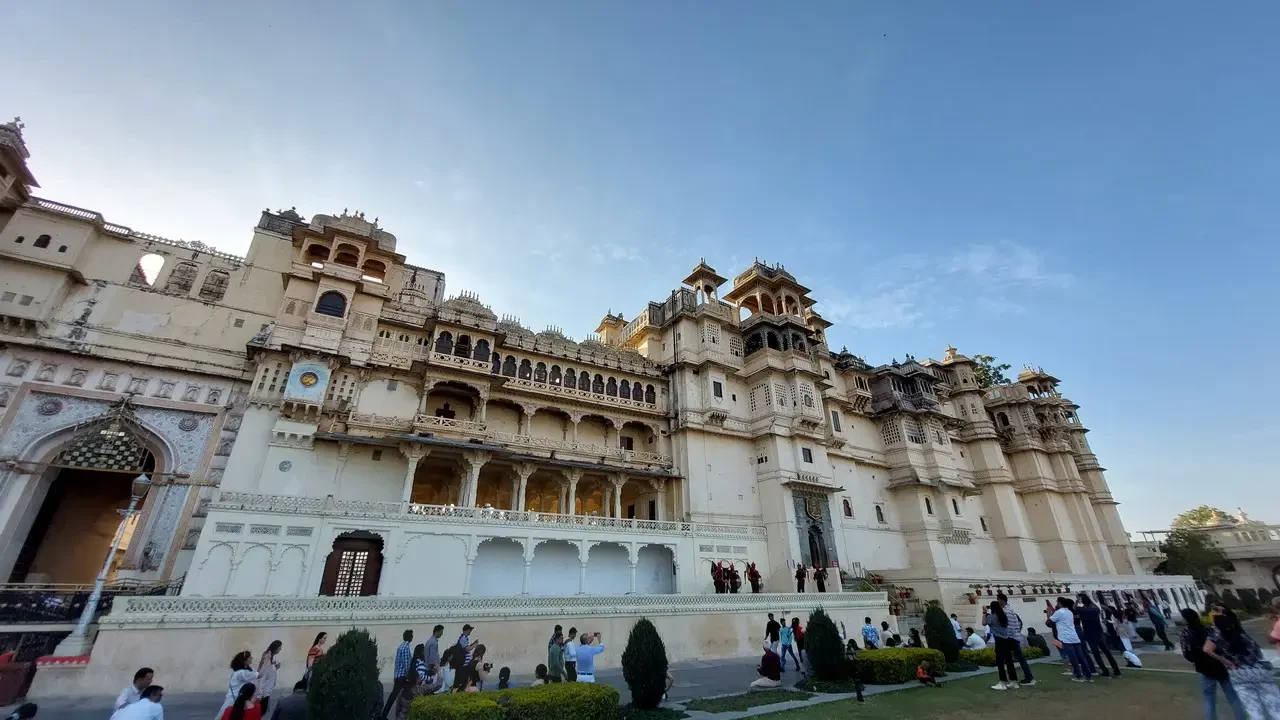 Il palazzo di Udaipur in India mostra una vista ampia dell'architettura sontuosa.