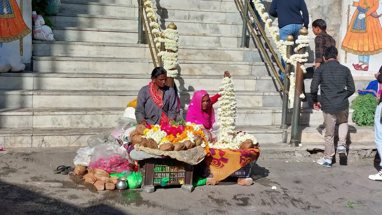 Rituale religioso in una scalinata di pietra a Udaipur, India.