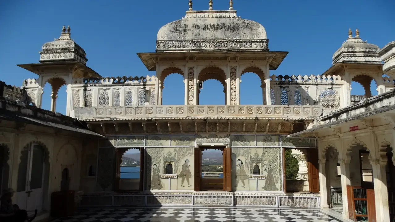 Il palazzo di Udaipur mostra una vista architettonica elaborata con archi e dettagli decorativi.