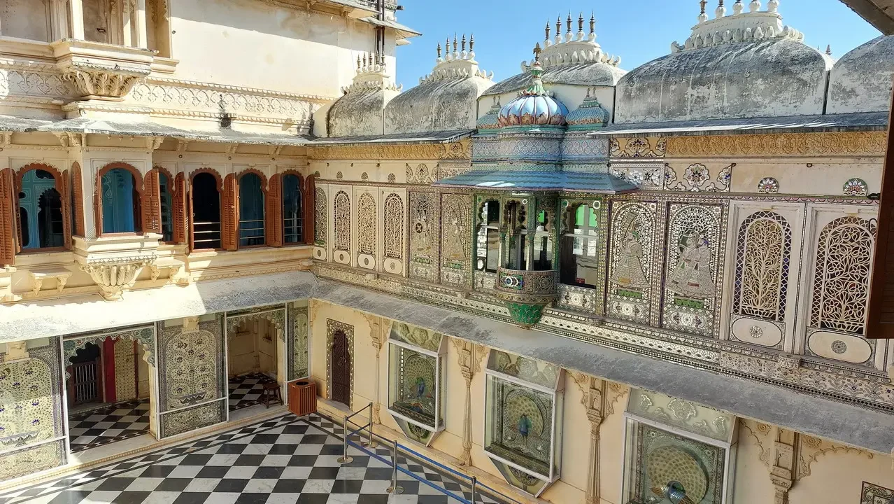 Cortile interno del palazzo di Udaipur con dettagli architettonici elaborati.