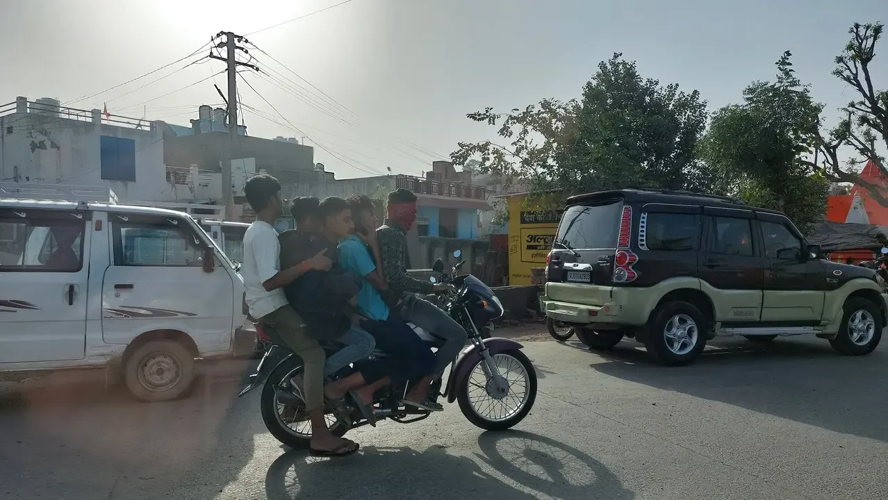 Vita cittadina a Ajmer con persone e veicoli in strada.