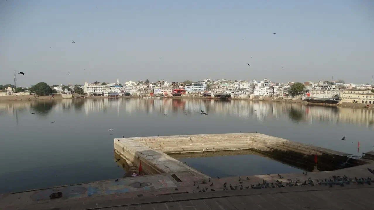 Vista panoramica della città di Pushkar in India riflessa sull'acqua.