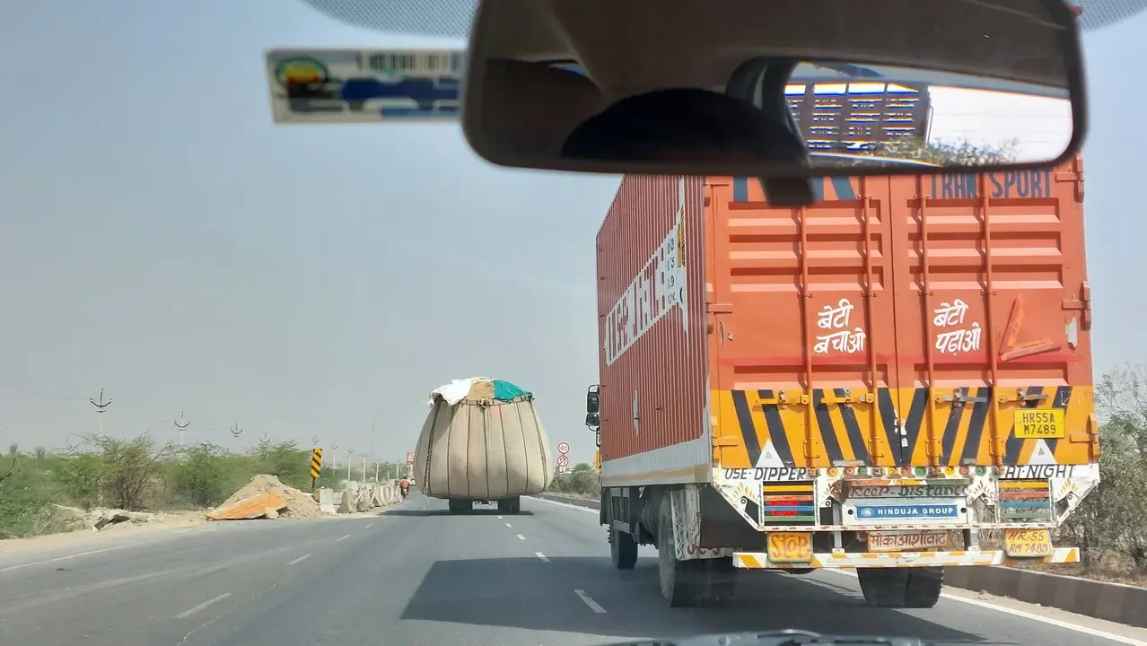 Un camion trasporta merci su una strada aperta in India.
