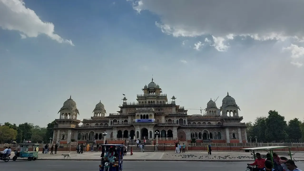Vista frontale del Museo Albert Hall a Jaipur, India.