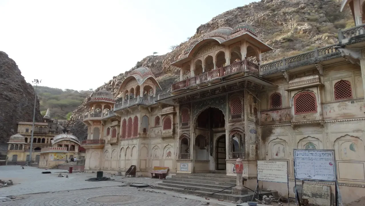 Un complesso di templi e strutture in pietra si estende lungo una collina in Rajasthan, India.