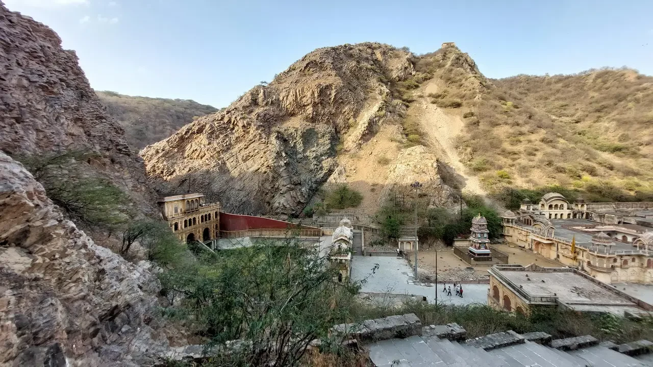 Un tempio con una scultura di scimmie è visibile su una collina in India.