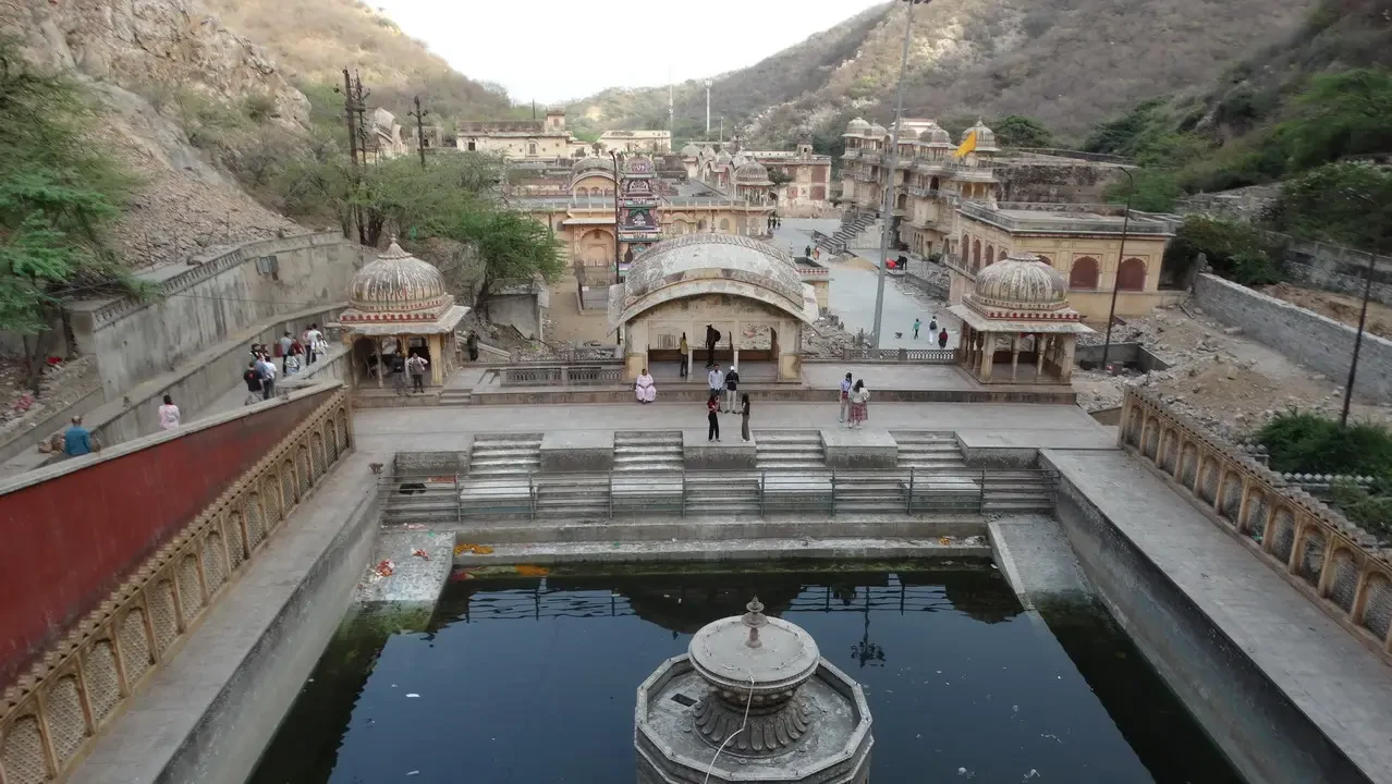 Vista panoramica del tempio di Monkey a Jaipur con giardini e strutture in pietra.