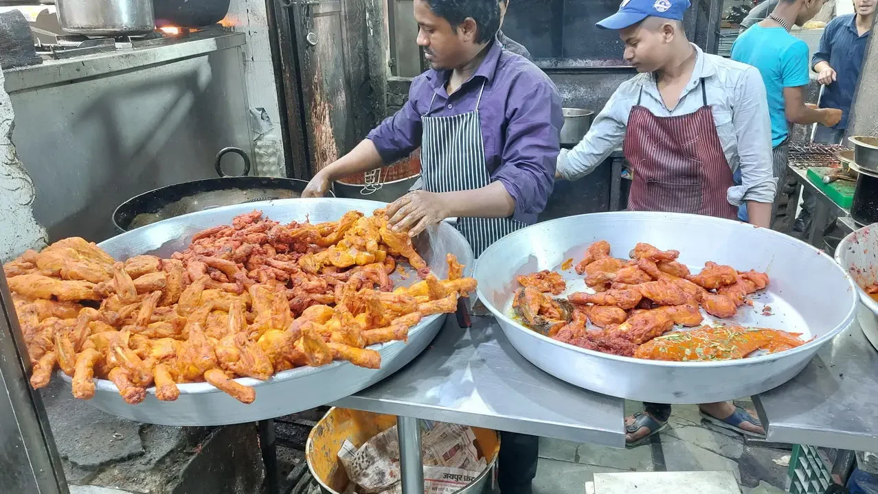 Cibo fritto esposto su un bancone in un ristorante indiano a Jaipur per la cena.