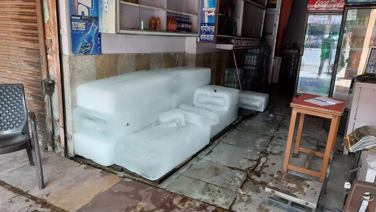 Un salotto con divani bianchi e mobili in un ambiente interno indiano.