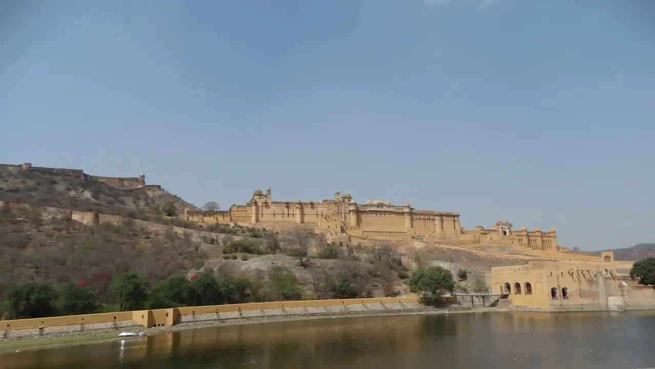 Il forte di Amber a Jaipur con vista sul fiume.