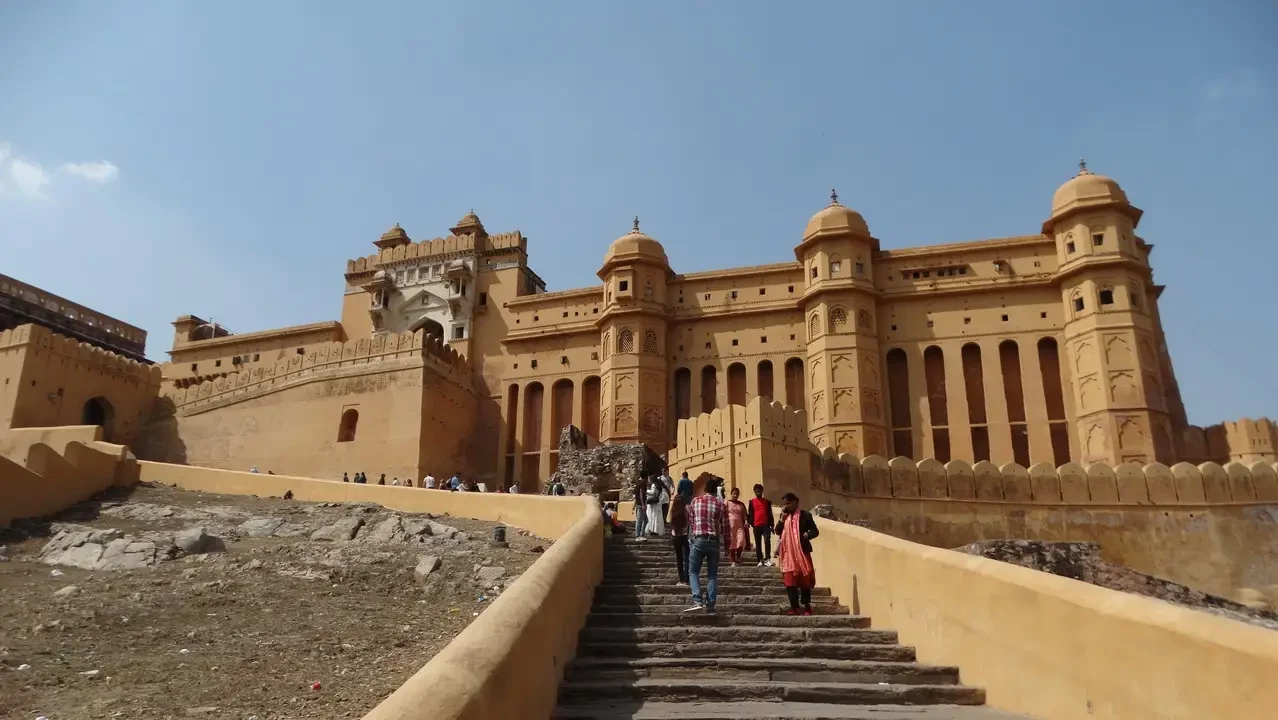 Il forte di Amber in Rajasthan, India, con una vista ampia.