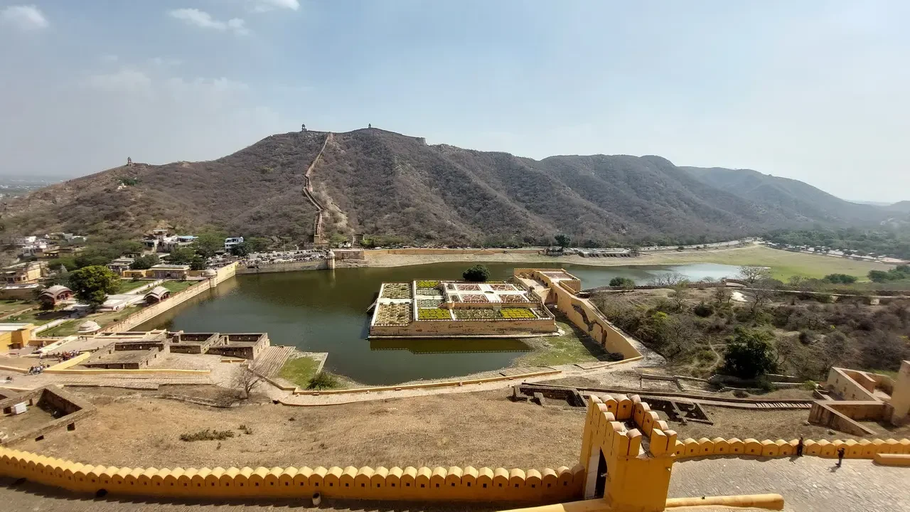 Vista panoramica del Forte Amber da Jaipur in India.