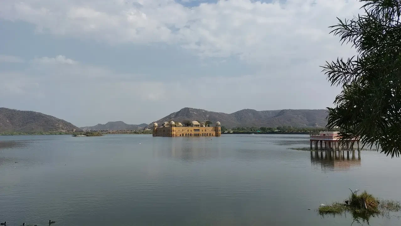 Un palazzo dorato galleggia su uno specchio d'acqua in India.
