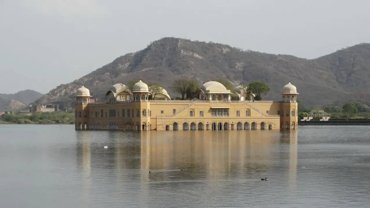 Il Palazzo di Jal Mahal galleggia sulle acque calme.