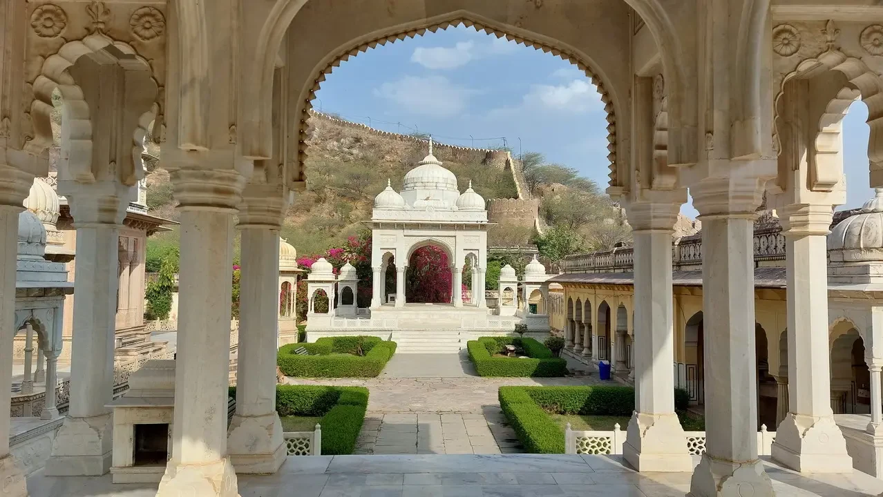 Cortile con archi e giardini in stile moghul a Jaipur, India.
