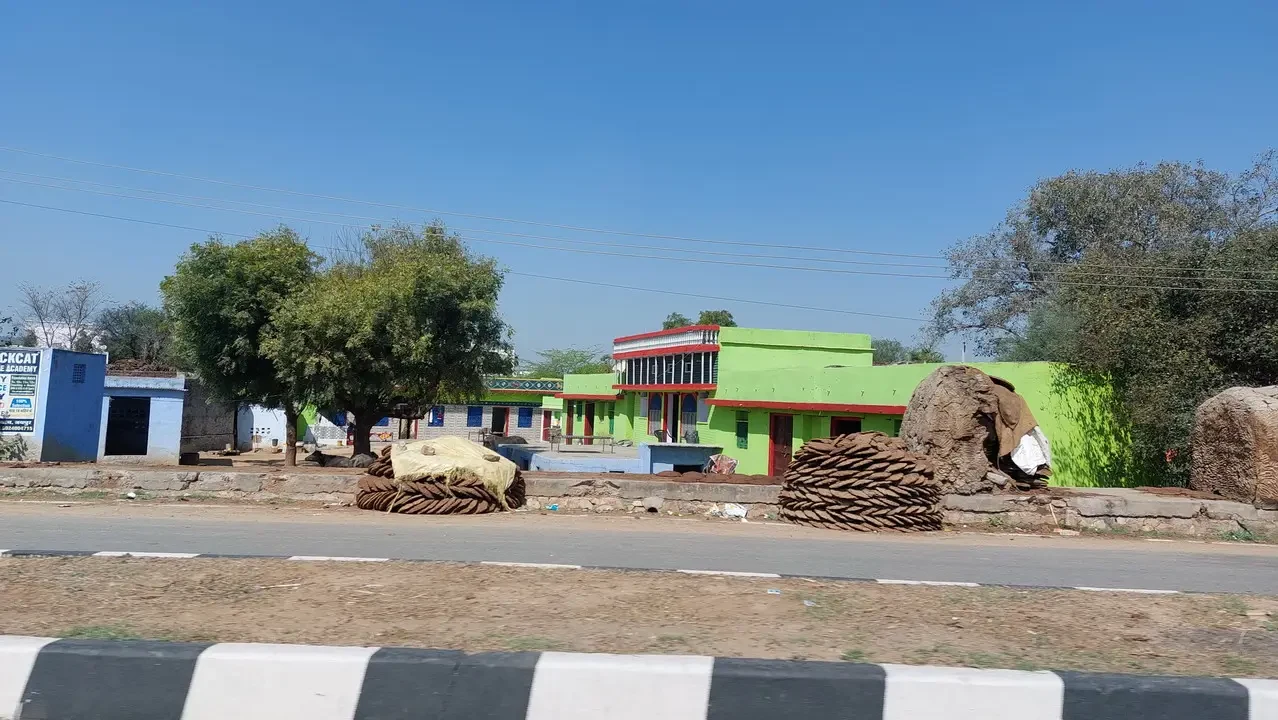 Un edificio verde lungo una strada in India.
