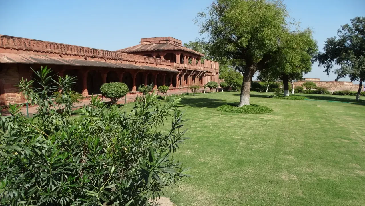 Cortile verde con edifici in mattoni in stile indiano.