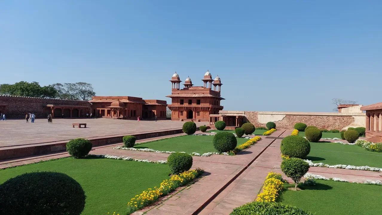 Giardino con architetture in mattoni in Rajasthan, India.