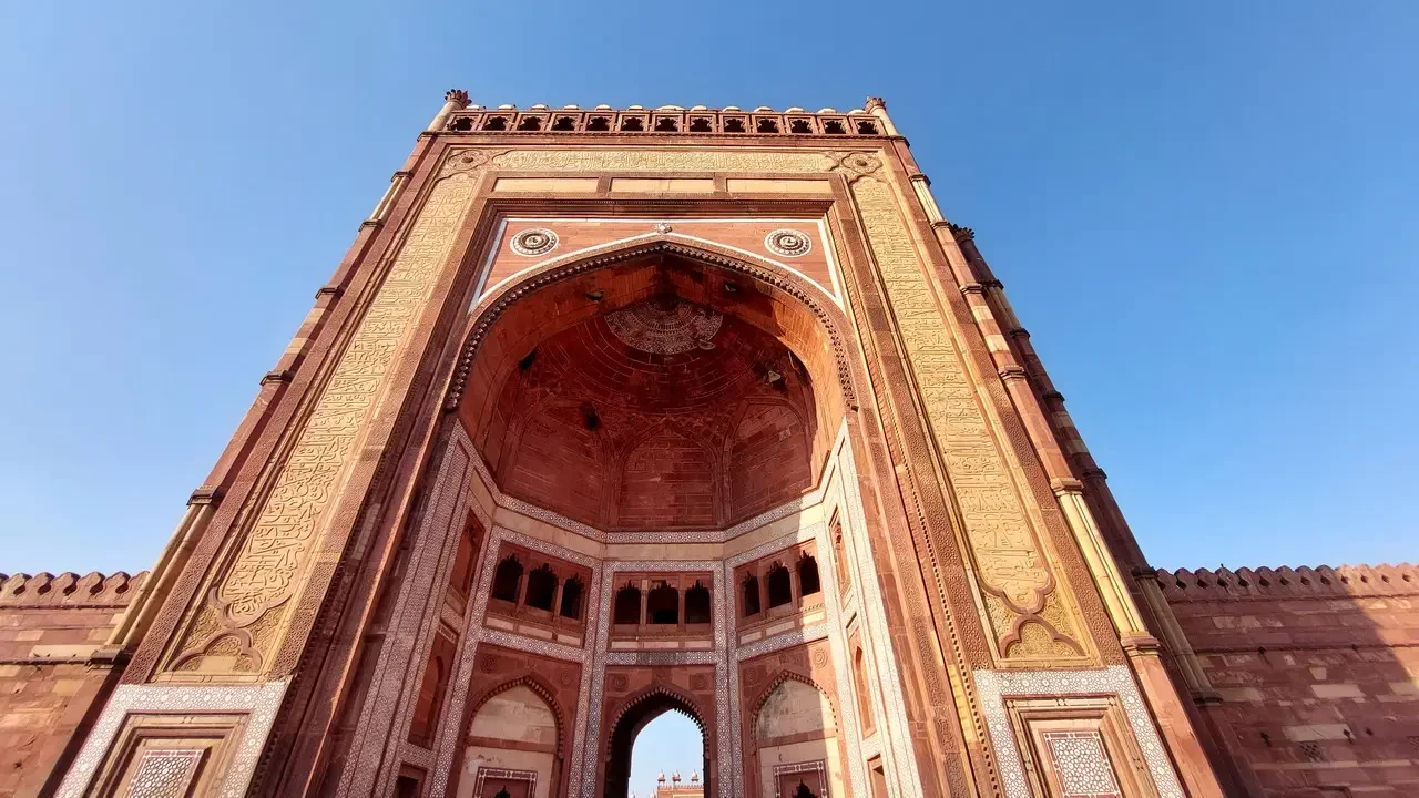 Facciata di un edificio storico in mattoni rossi in India.
