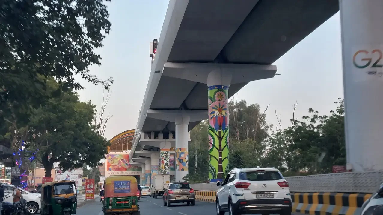 Aureola di una strada sopraelevata decorata attraversa il traffico in India.