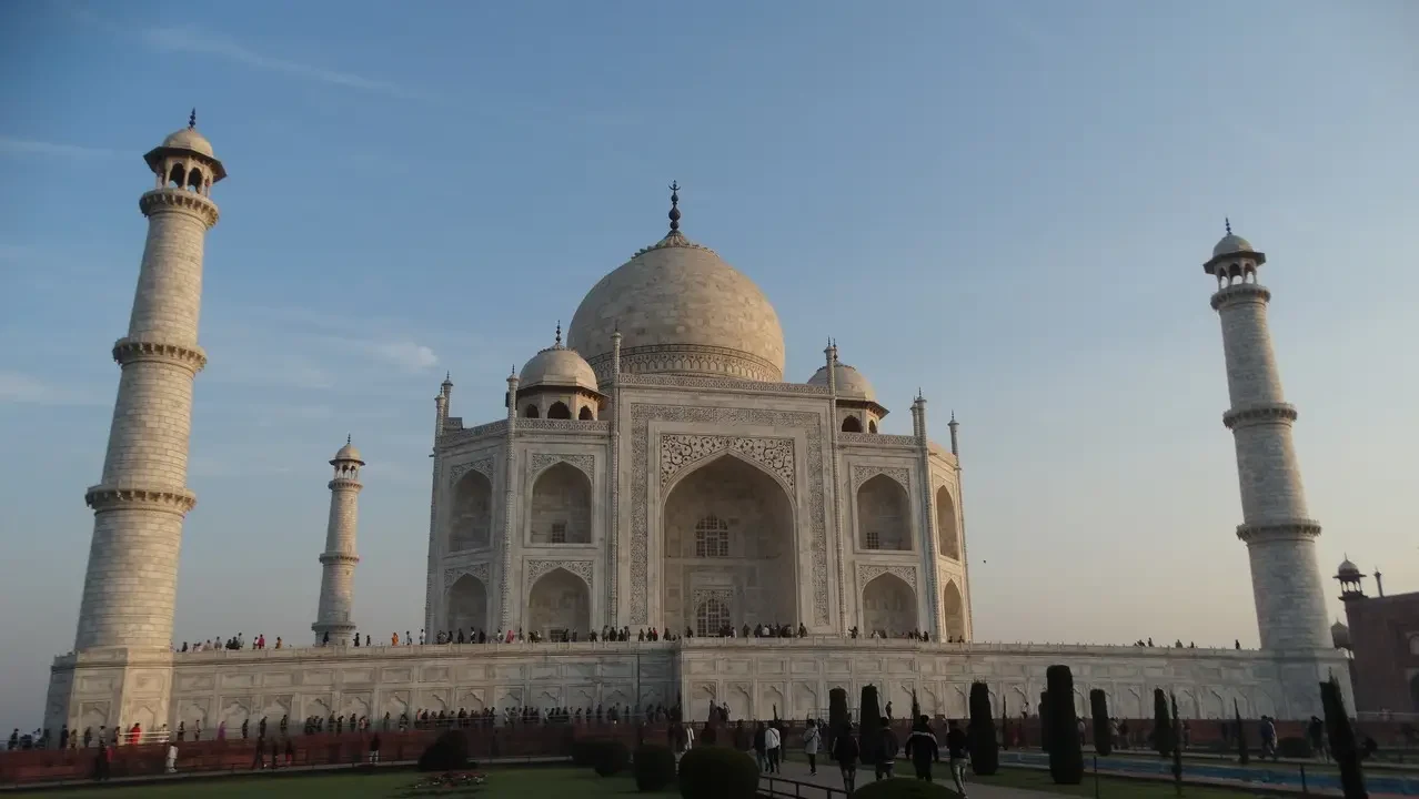 Vista panoramica del Taj Mahal con i suoi minareti in marmo bianco.