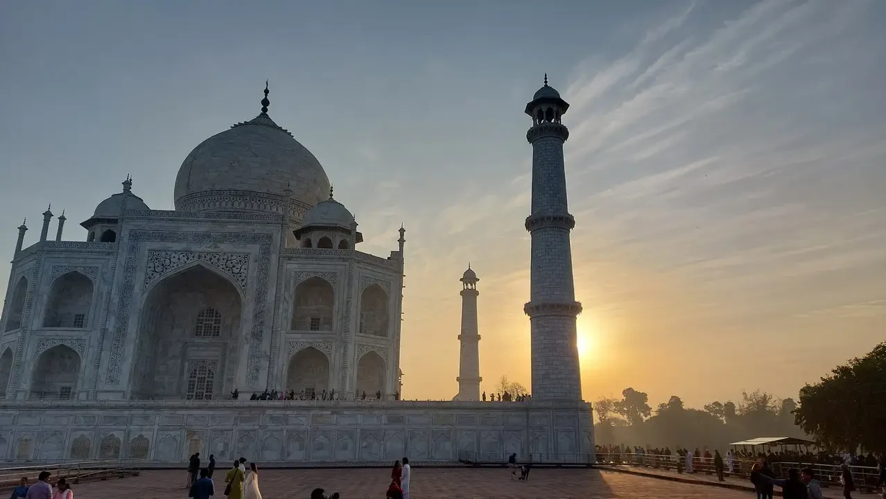 Il Taj Mahal è visibile al tramonto sopra i dintorni.