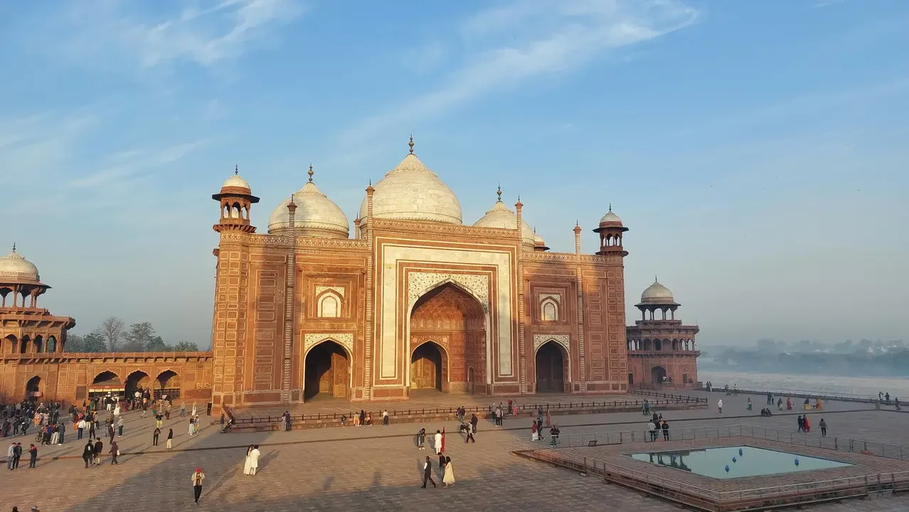Il magnifico Taj Mahal è visibile con la sua architettura imponente in India.
