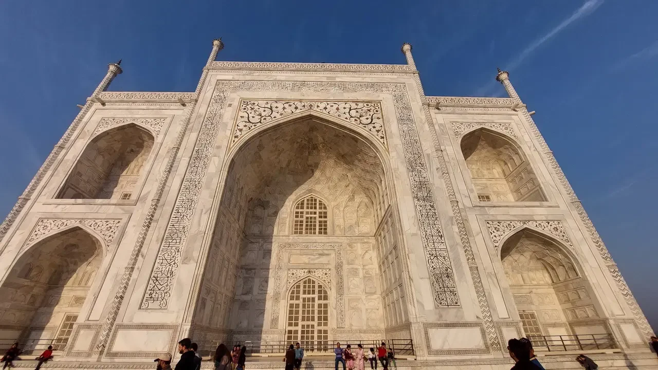 La vista esterna del Taj Mahal in India sotto un cielo azzurro.