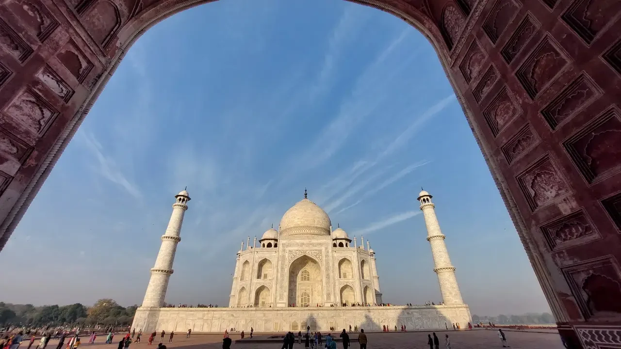 Il Taj Mahal è incorniciato da un arco monumentale che rivela la sua maestosità.