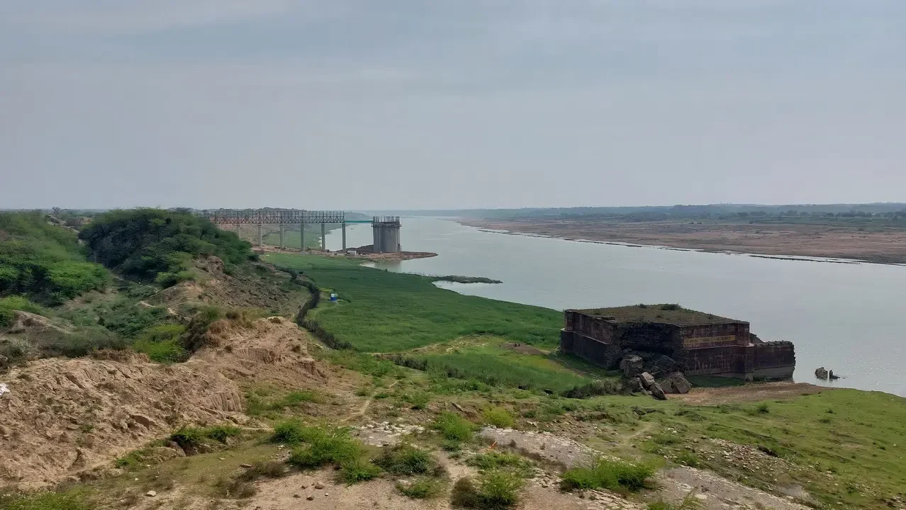 Una vista panoramica di un ponte in pietra sopra un fiume in India.