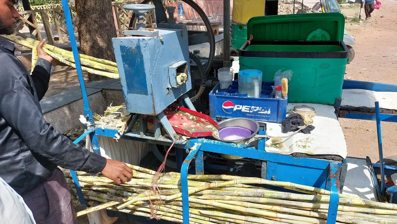 Artigiani lavorano la paglia per produrre materiali in India.