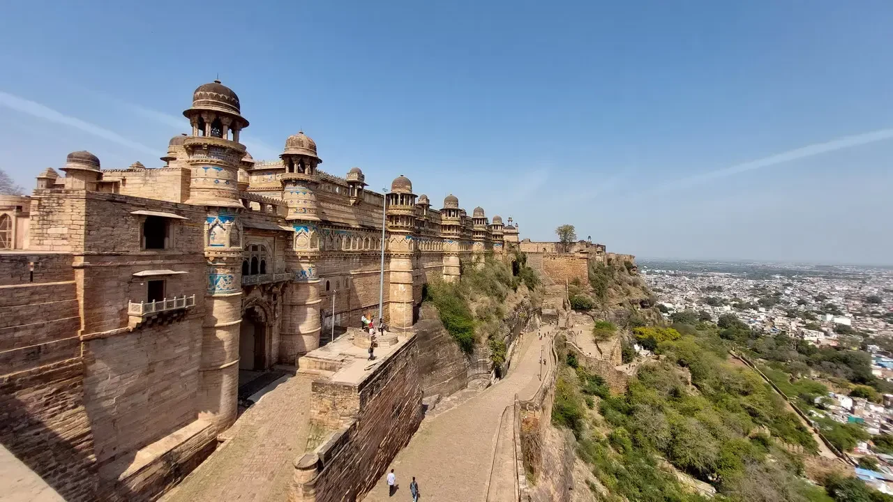 Vista panoramica del forte di Gwalior con la città sottostante.