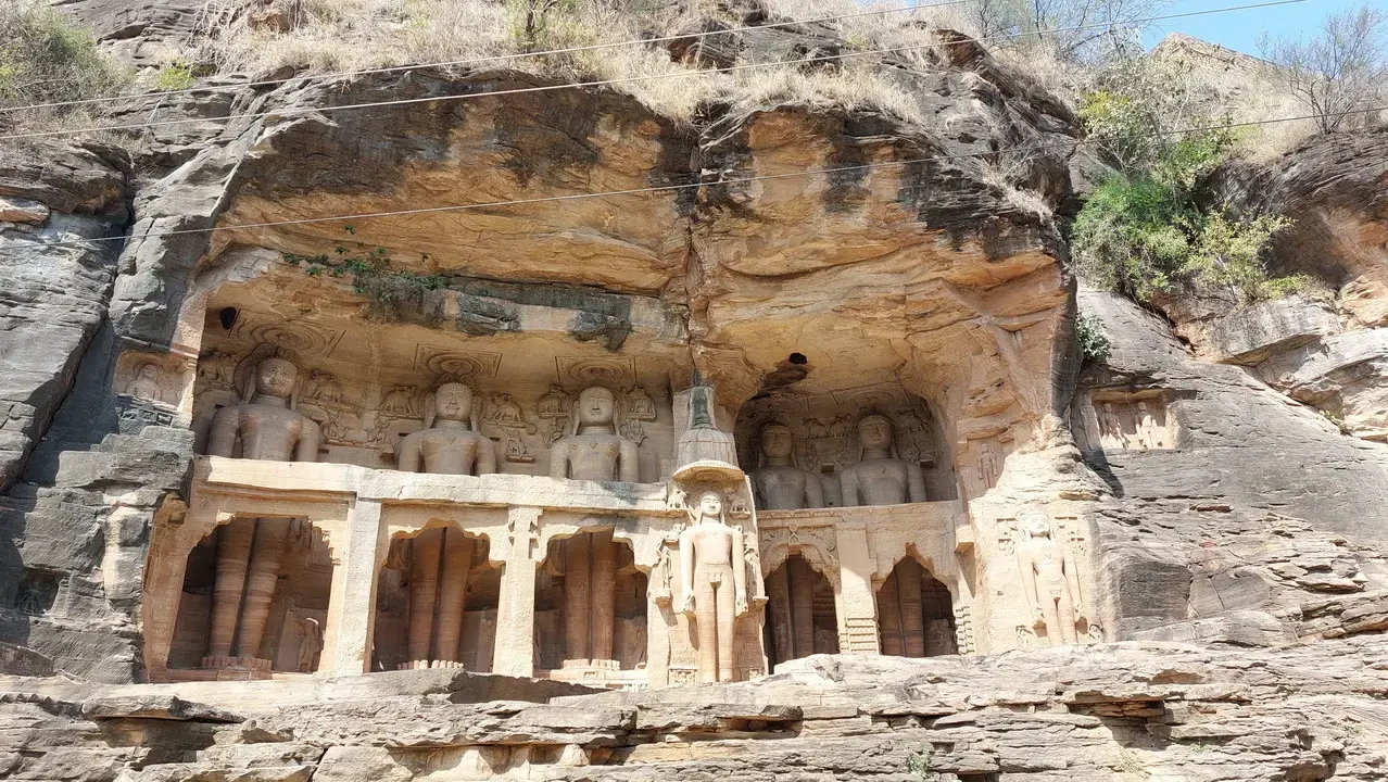 Intagli di Buddha scolpiti nella roccia di Gwalior, India.