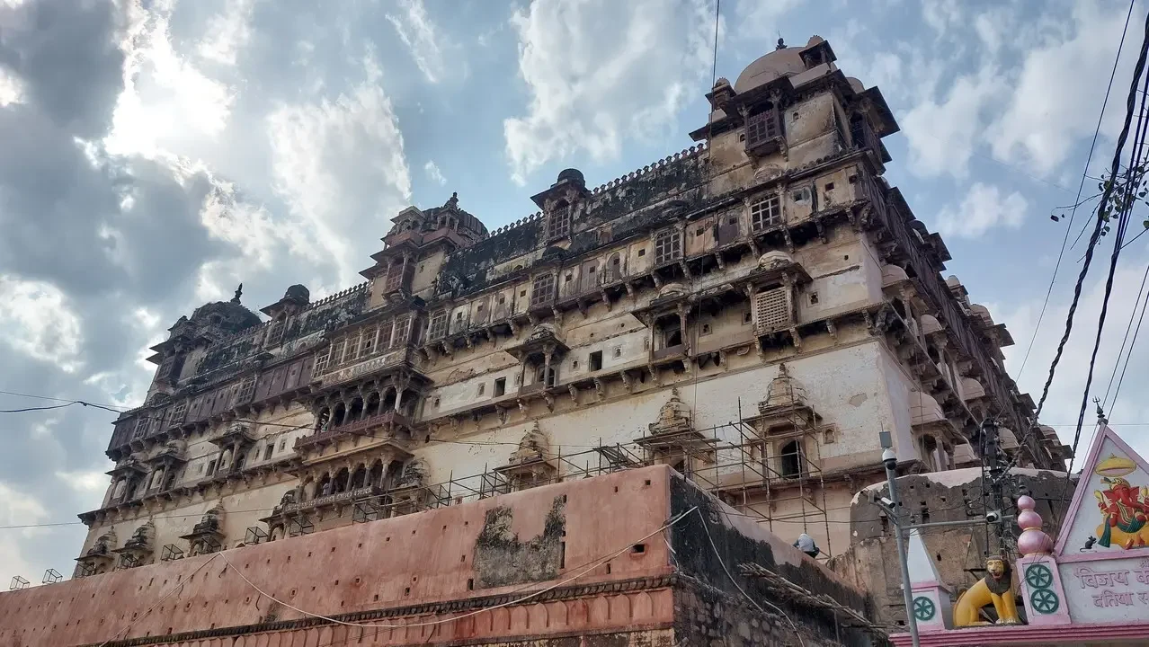 Un grande edificio storico in Rajasthan sotto un cielo nuvoloso.