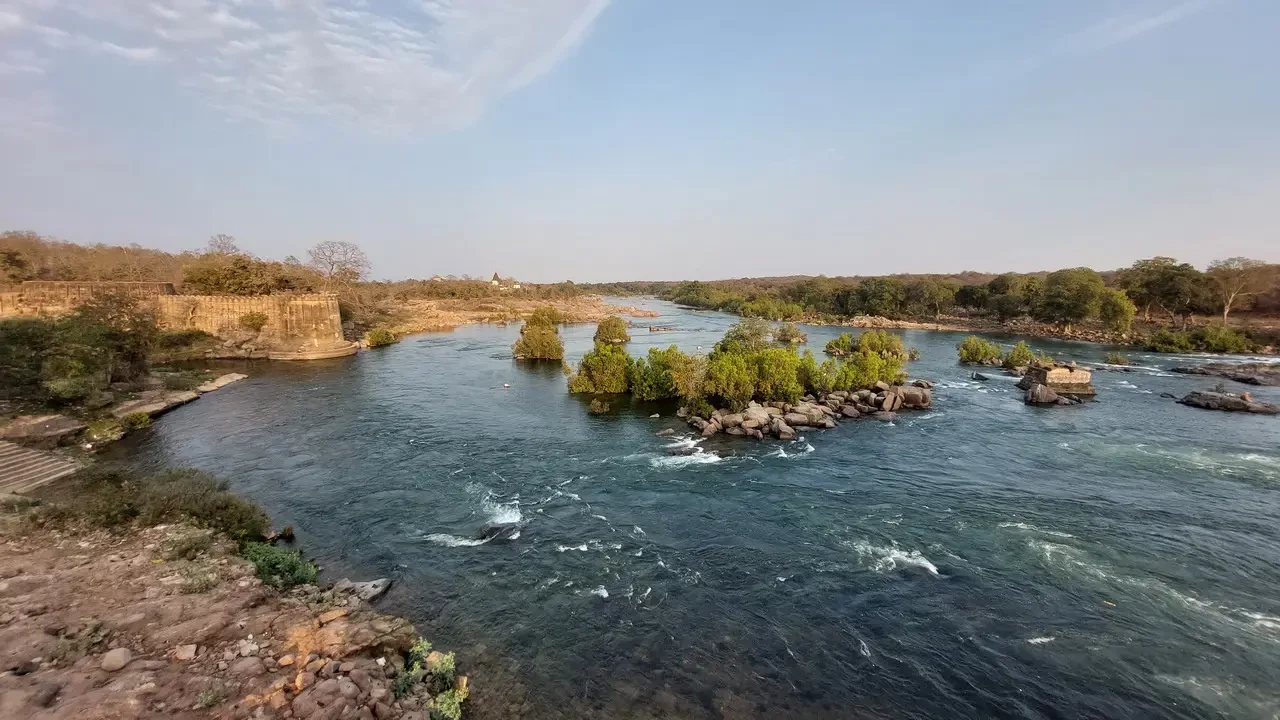 Un fiume scorre attraverso un paesaggio arido in India.