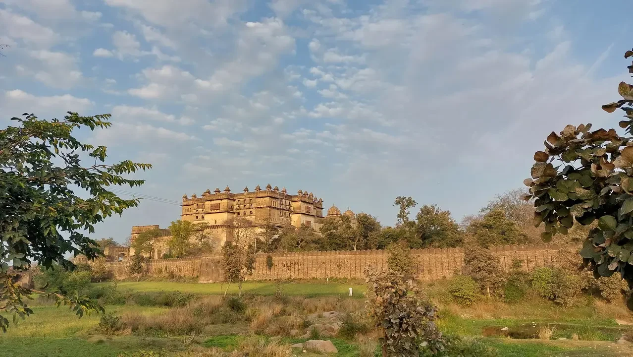 Una veduta panoramica di un antico palazzo in Rajasthan, India.