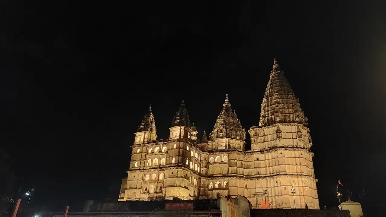 Vista notturna del tempio di Orchha-Chaturbhuj.