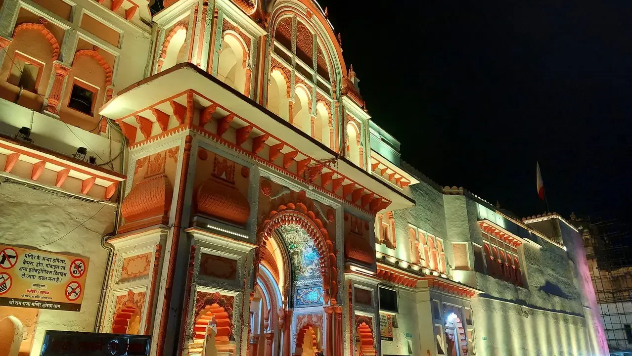 Facciata illuminata del tempio Shri Ram Raja Mandir in India.