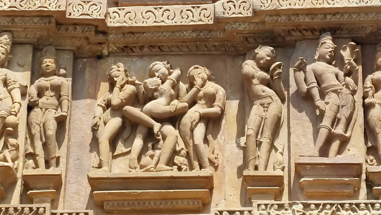 Rilievi scolpiti mostrano dettagli architettonici di templi indiani.