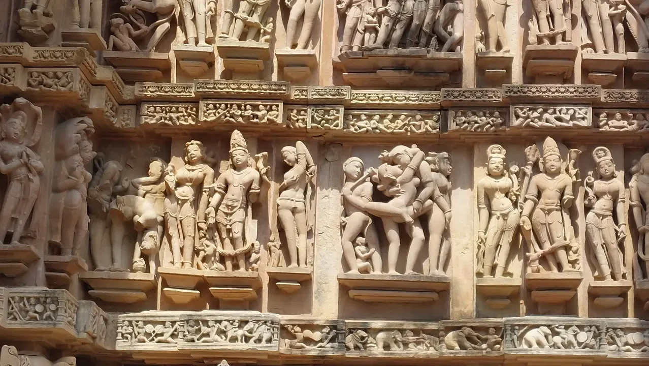 Scultura dettagliate dei templi di Khajuraho in India.