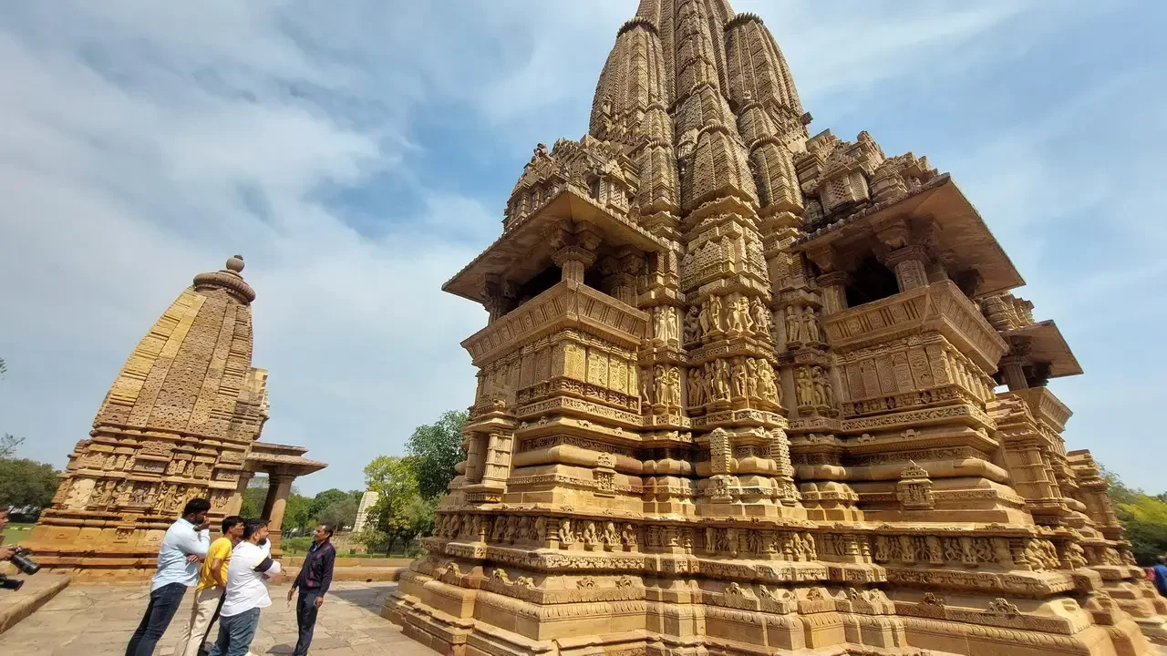 Templi di Khajuraho in India mostrano dettagli architettonici intricati.