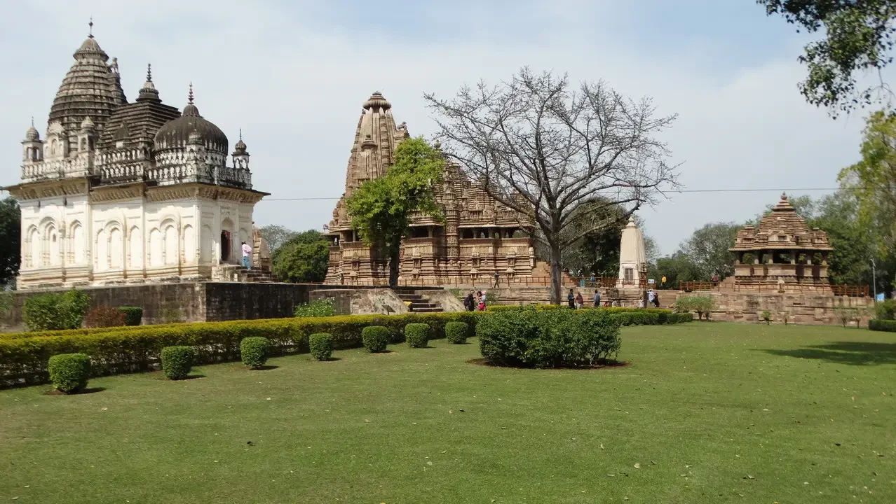 Complesso di templi indiani con giardini curati in primo piano.