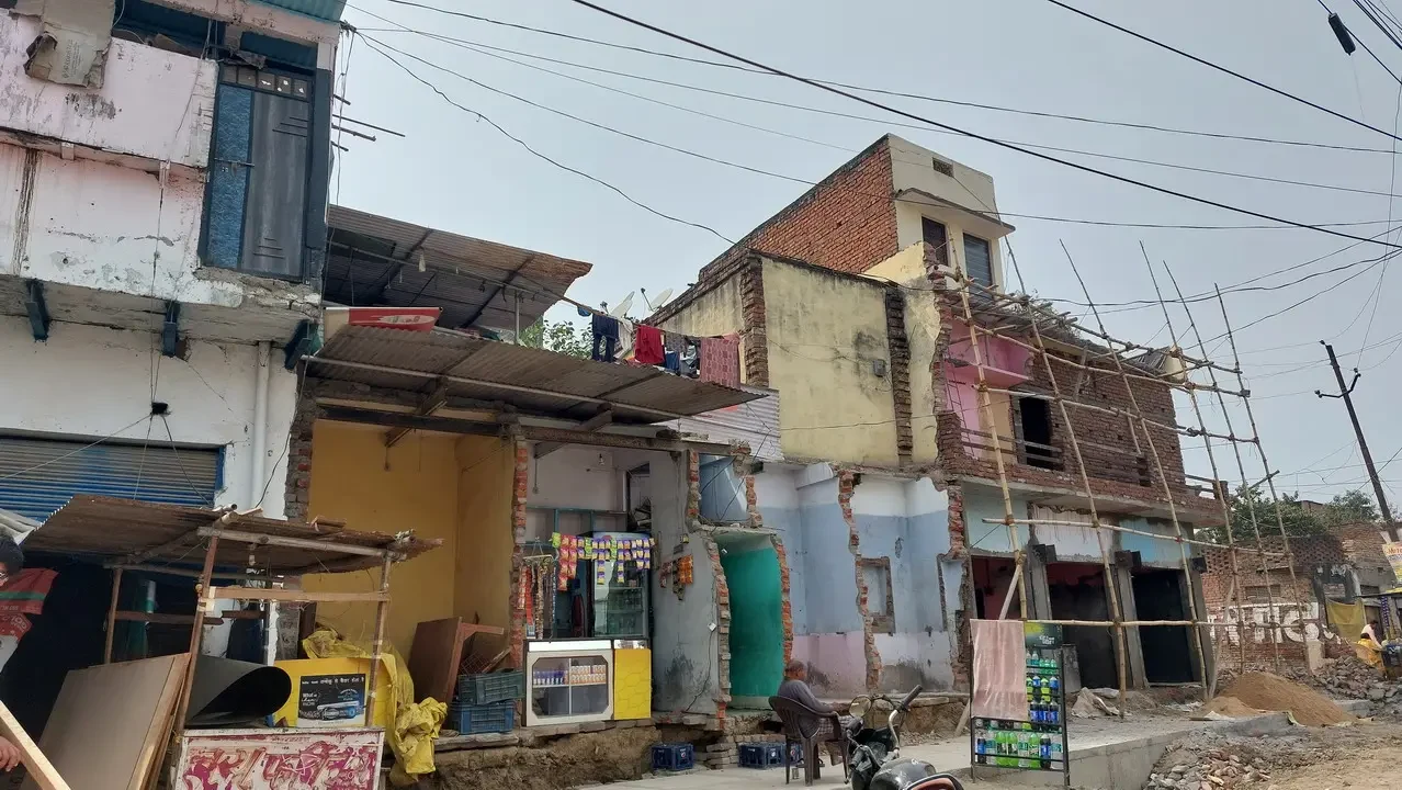 Vista di edifici in costruzione o in stato di degrado nelle periferie di Varanasi, India.