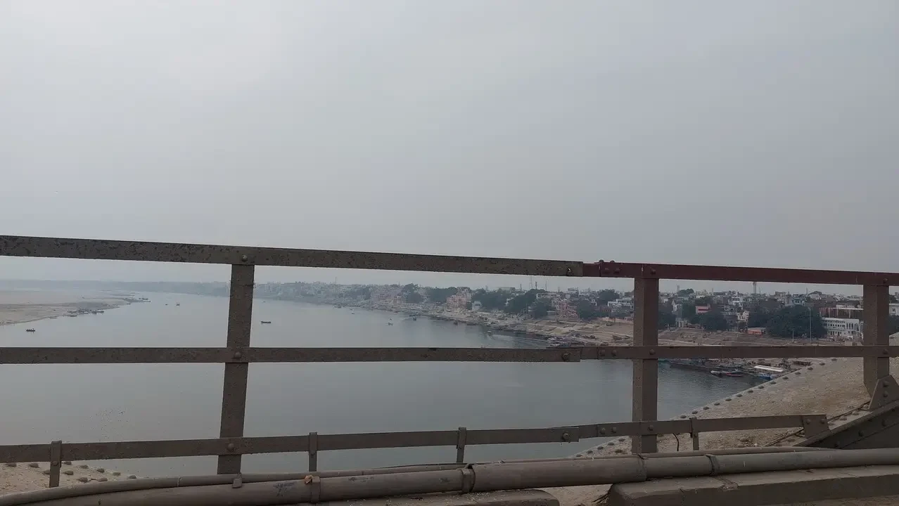 Vista panoramica del fiume da un ponte metallico in una regione indiana.