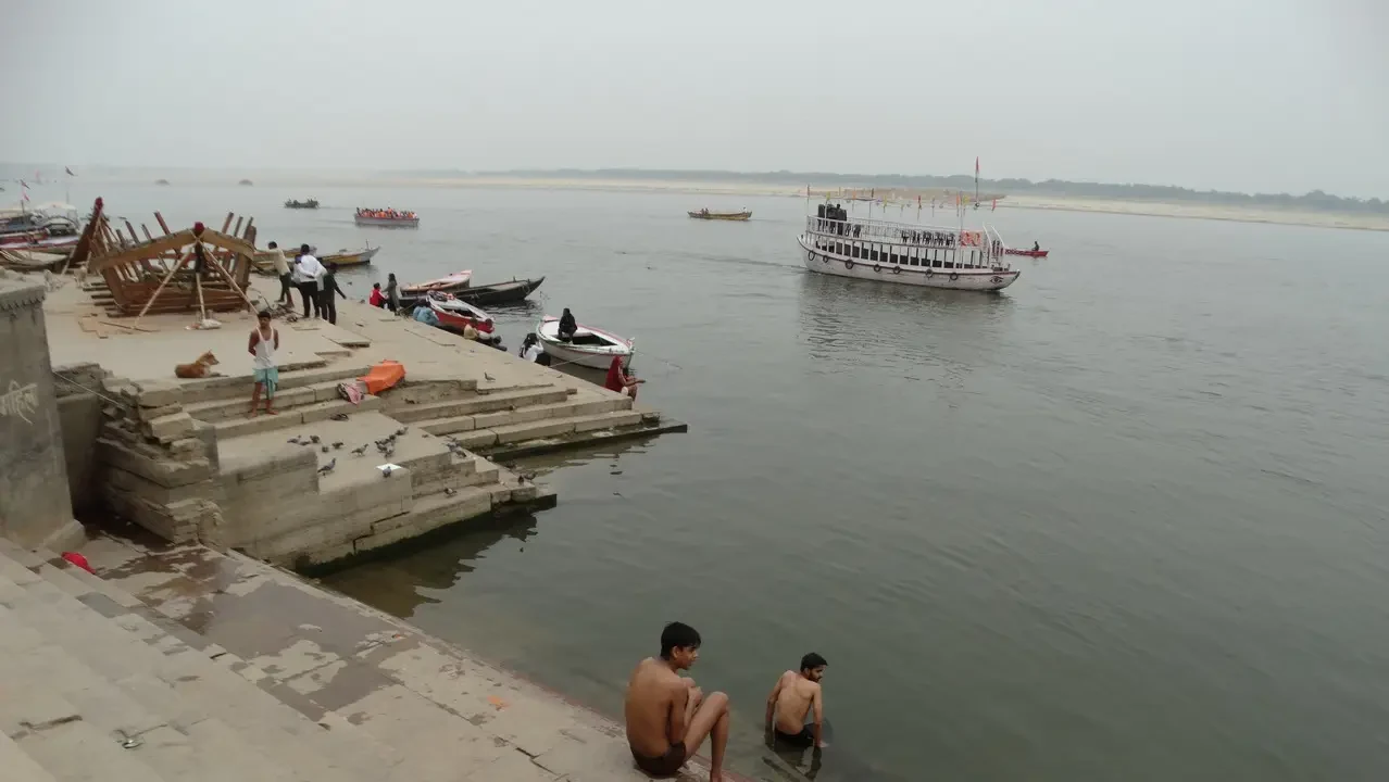 Barche attraversano il fiume Ghat a Varanasi in India.