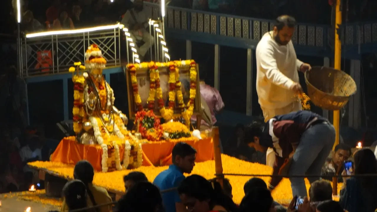 Cerimonia di aarti del fiume Gange durante un evento religioso in India.