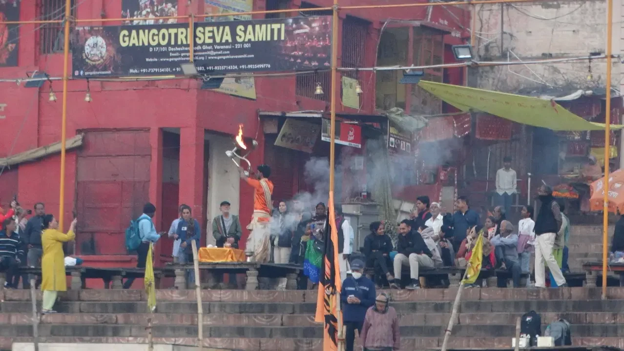 Una gita in barca sul fiume a Varanasi in India.