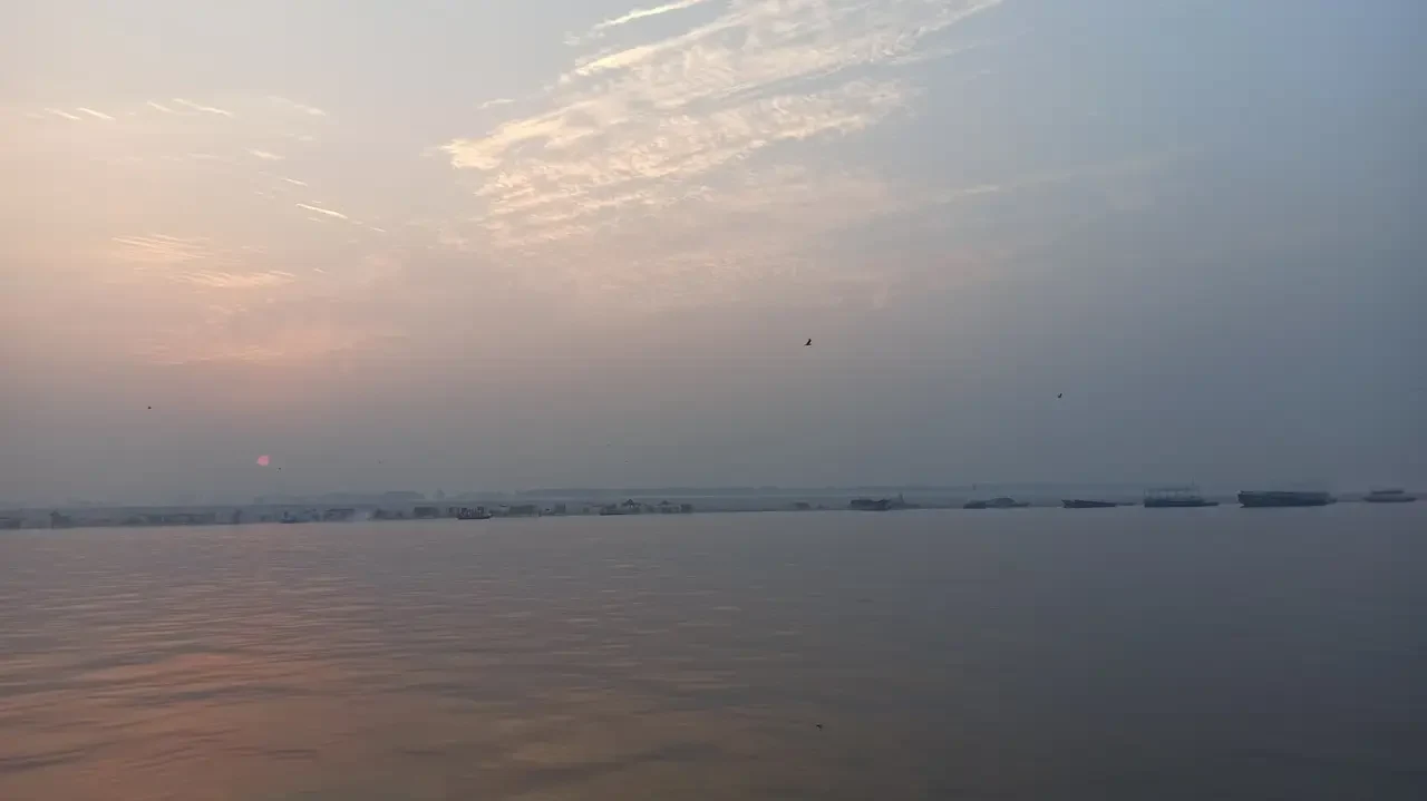 Vista panoramica del fiume all'alba o al tramonto con cielo sfumato.